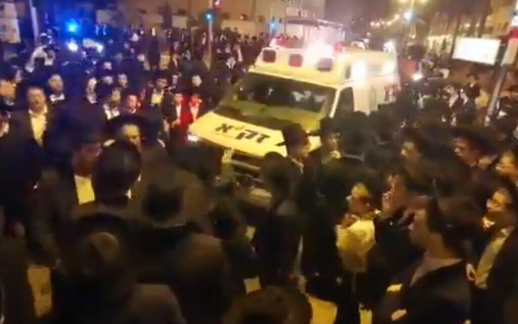 Personnes assistant à des funérailles à Bnei Brak, le 29 mars 2020. (Capture d'écran : Twitter) Personnes assistant à des funérailles à Bnei Brak, le 29 mars 2020. (Capture d'écran : Twitter)