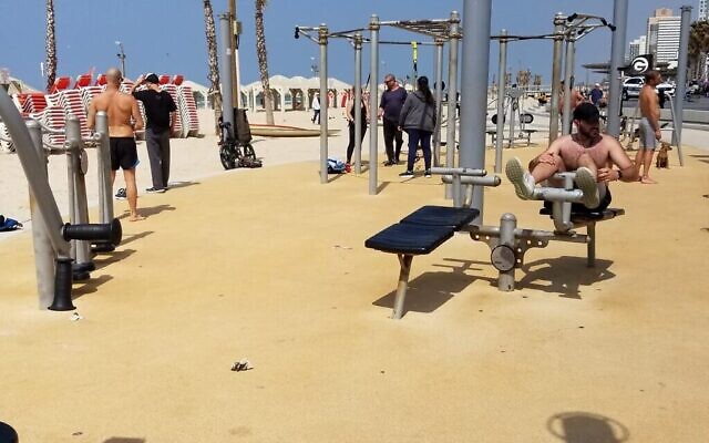 Personnes s'entraînant sur un site de gym en plein air à Tel Aviv, le 15 mars 2020. (Adam Rasgon/Times of Israël) Personnes s'entraînant sur un site de gym en plein air à Tel Aviv, le 15 mars 2020. (Adam Rasgon/Times of Israël)