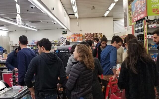Longue file d'attente dans un supermarché du centre de Tel Aviv, le 15 mars 2020. (Adam Rasgon/Times of Israël) Longue file d'attente dans un supermarché du centre de Tel Aviv, le 15 mars 2020. (Adam Rasgon/Times of Israël)