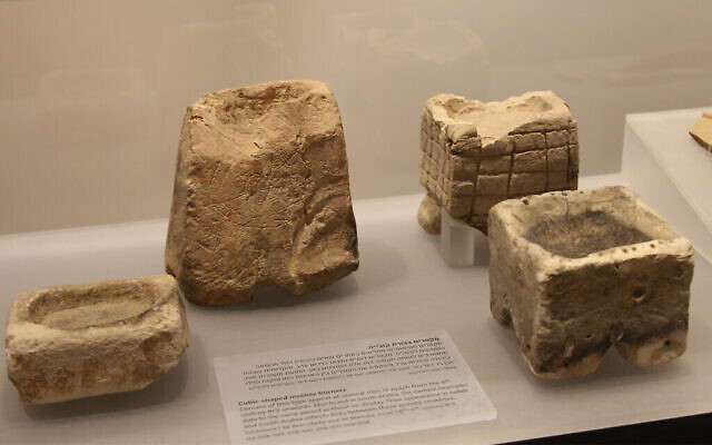 Brûleurs d'encens découverts dans l'ancien Israël et l'Arabie du Sud, datant du 8e siècle avant notre ère, au Musée des pays de la Bible. (Shmuel Bar-Am)