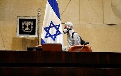 Désinfection de la Knesset avant la prestation de serment des députés dans le contexte de la crise du coronavirus, le 16 mars 2020. (Porte-parole de la Knesset)