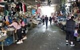 L'emblématique marché du Carmel à Tel Aviv, le 15 mars 2020. (Adam Rasgon/Times of Israel)