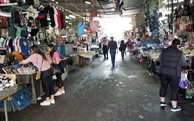 L'emblématique marché du Carmel à Tel Aviv, le 15 mars 2020. (Adam Rasgon/Times of Israel)