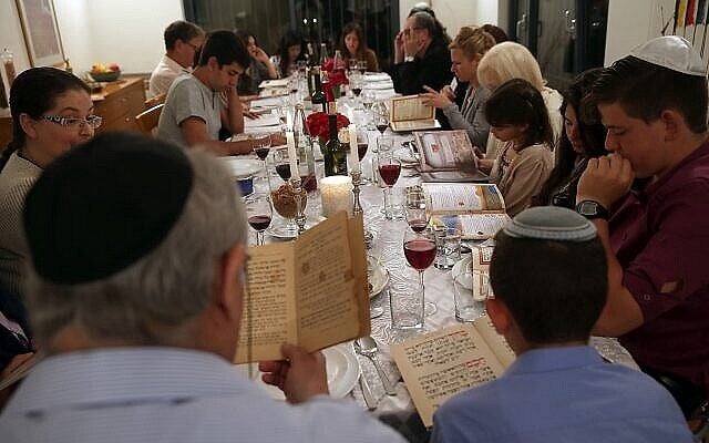 Une famille israélienne célèbre le seder de Pessah, le 3 avril 2015. (Nati Shohat/Flash90)