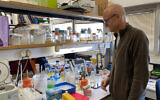 Le professeur Isaiah (Shy) Arkin dans son laboratoire à l'Université hébraïque de Jérusalem, le 29 mars 2020 (Equipe du Times of Israel)