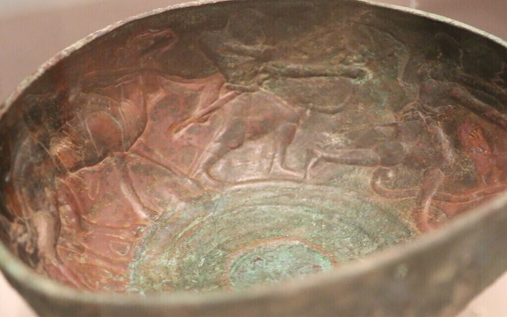L'intérieur d'une coupe du 1er siècle de notre ère représente une chasse au lion, une activité prisée par les rois de l'époque. (Shmuel Bar-Am)