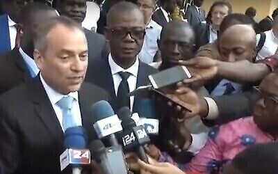 Ran Gidor, ancien ambassadeur d'Israël au Cameroun, parle à la télévision camerounaise d'un séminaire pour 55 chirurgiens, médecins et infirmières camerounais initié par l'ambassade d'Israël à Yaoundé, le 24 juillet 2019. (Capture d'écran sur YouTube)