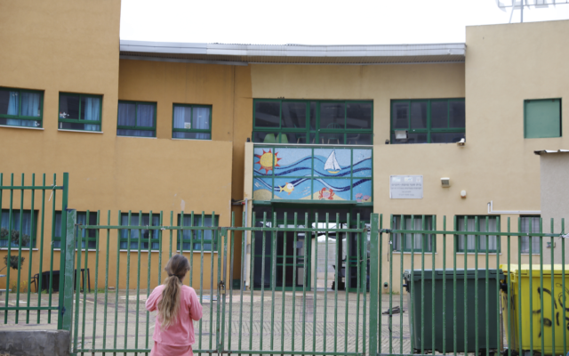 Une école fermée à Hadera, le 13 mars 2020. (Crédit : AP Photo/Ariel Schalit)