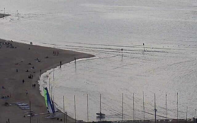 Une plage de Tel Aviv le 18 mars 2020. (Capture décran : balticlivecam.com) Une plage de Tel Aviv le 18 mars 2020. (Capture décran : balticlivecam.com)