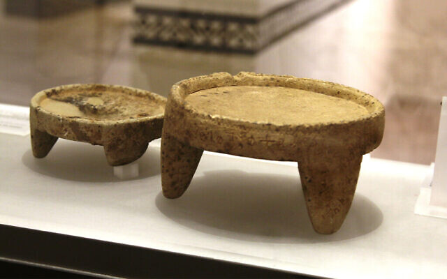 Poterie avec dédicace aux divinités nabatéennes datant du 1er au 3e siècle avant J.-C., exposée au Musée des pays de la Bible. (Shmuel Bar-Am)