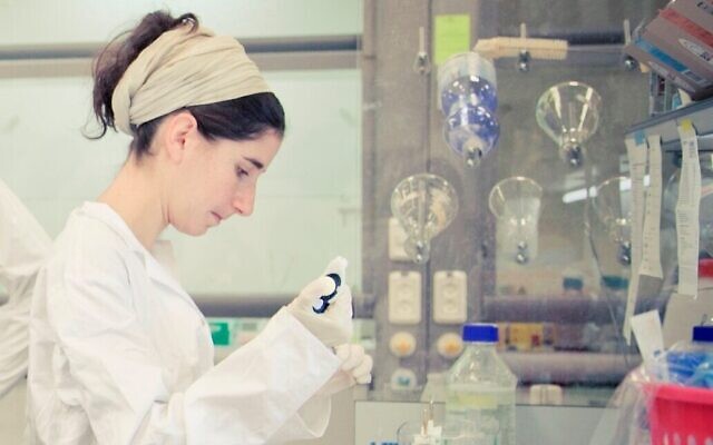 Une chercheuse travaille en laboratoire à Migal dans une photo sans date publié par l'institut de recherche. (Crédit : Lior Journo) Une chercheuse travaille en laboratoire à Migal dans une photo sans date publié par l'institut de recherche. (Crédit : Lior Journo)
