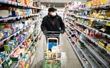 Un homme portant un masque dans un supermarché de Berlin, le 17 mars 2020. (Crédit : Kay Nietfeld / dpa / AFP) / Germany OUT