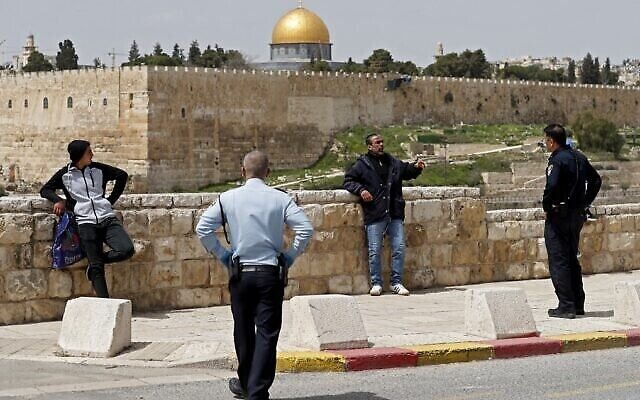Des policiers israéliens ordonnent à des gens, aux abords de la Vieille Ville de Jérusalem, de rentrer chez eux dans le cadre des directives de lutte contre le coronavirus, le 27 mars 2020 (Crédit : Ahmad Gharabli/AFP) Des policiers israéliens ordonnent à des gens, aux abords de la Vieille Ville de Jérusalem, de rentrer chez eux dans le cadre des directives de lutte contre le coronavirus, le 27 mars 2020 (Crédit : Ahmad Gharabli/AFP)