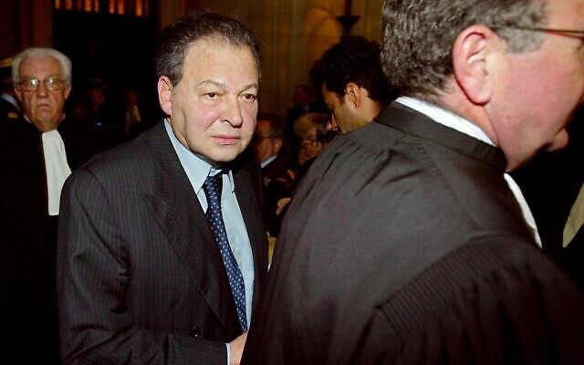 Maurice Bidermann, le 12 novembre 2003, à la sortie du tribunal à la fin du procès de l’affaire Elf. (Crédit : Jack Guez / AFP)