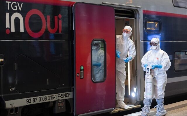 Le personnel médical attend qu'un patient infecté par le COVID-19 soit embarqué à bord d'un train à grande vitesse TGV médicalisé à la gare de Strasbourg, dans l'est de la France, le 3 avril 2020, lors de l'évacuation de 24 patients vers des hôpitaux de Bordeaux dans le sud-ouest de la France. (Crédit : PATRICK HERTZOG / POOL / AFP) Le personnel médical attend qu'un patient infecté par le COVID-19 soit embarqué à bord d'un train à grande vitesse TGV médicalisé à la gare de Strasbourg, dans l'est de la France, le 3 avril 2020, lors de l'évacuation de 24 patients vers des hôpitaux de Bordeaux dans le sud-ouest de la France. (Crédit : PATRICK HERTZOG / POOL / AFP)