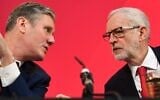 Le chef du Parti travailliste Jeremy Corbyn (à droite) s'entretient avec son secrétaire adjoint pour le Brexit, Keir Starmer, lors d'une conférence de presse à Londres, le 6 décembre 2019. (Crédit : Ben Stansall/AFP)