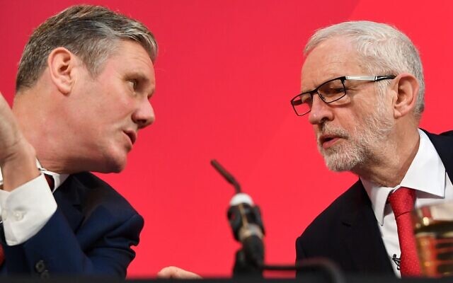 Le chef du Parti travailliste Jeremy Corbyn (à droite) s'entretient avec son secrétaire adjoint pour le Brexit, Keir Starmer, lors d'une conférence de presse à Londres, le 6 décembre 2019. (Crédit : Ben Stansall/AFP)