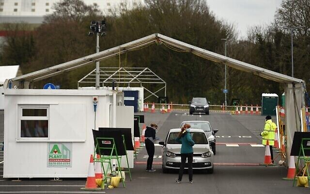Des employés du NHS se font dépister pour le Covid-19 dans un site de test mis en place sur un parking de la périphérie de Manchester, le 4 avril 2020. (Oli SCARFF / AFP) Des employés du NHS se font dépister pour le Covid-19 dans un site de test mis en place sur un parking de la périphérie de Manchester, le 4 avril 2020. (Oli SCARFF / AFP)