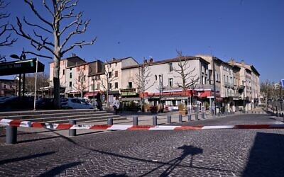 Une photo prise le 4 avril 2020 montre le centre ville de Romans-sur-Isere, après qu'un homme a attaqué plusieurs personnes avec un couteau, tuant deux personnes et en blessant sept autres avant d'être arrêté, selon des sources proches de l'enquête. (Photo par JEFF PACHOUD / AFP)