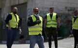 Des bénévoles palestiniens s'occupent d'un barrage pour mesurer la température des habitants à l'entrée du village d'Ein Yabrud, situé à proximité de Ramallah. Des civils ont été déployés le long de routes rurales de la Cisjordanie pour réaliser des contrôles en pleine épidémie de COVID-19, le 6 avril 2020. 
(Photo par ABBAS MOMANI / AFP)