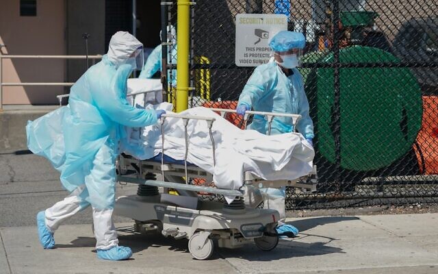 Des corps sont acheminés dans un camion frigorifique servant de morgue temporaire à l'hôpital Wyckoff dans le quartier de Brooklyn, le 6 avril 2020 à New York. (Bryan R. Smith / AFP)