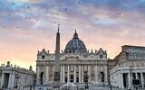 Une vue d'ensemble de la Place Saint-Pierre du Vatican déserte et de sa principale basilique le 6 avril 2020, après presque un mois de fermeture du Vatican aux touristes dans le cadre d'un confinement général pour limiter la propagation du COVID-19. (Photo par Andreas SOLARO / AFP)