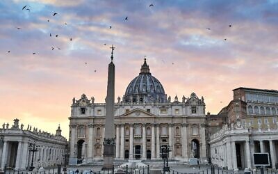Une vue d'ensemble de la Place Saint-Pierre du Vatican déserte et de sa principale basilique le 6 avril 2020, après presque un mois de fermeture du Vatican aux touristes dans le cadre d'un confinement général pour limiter la propagation du COVID-19. (Photo par Andreas SOLARO / AFP)