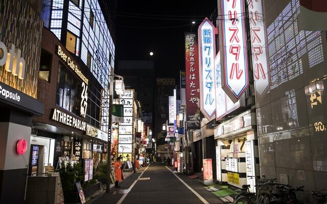 Cette photo montre une rue déserte dans le quartier de Kabuchiko, normalement animée, à Tokyo, le 7 avril 2020. (Photo par Behrouz MEHRI / AFP)