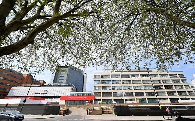 L'hôpital St Thomas est photographié dans le centre de Londres le 12 avril 2020. Le Premier ministre Boris Johnson y est soigné après avoir contracté le COVID-19. (Photo par Glyn KIRK / AFP)