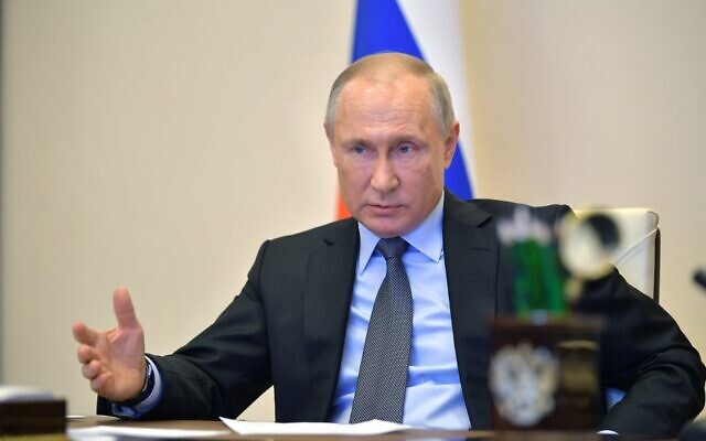 Le président russe Vladimir Poutine assiste à une réunion sur le coronavirus via téléconférence à la résidence d'État Novo-Ogaryovo à l'extérieur de Moscou, le 13 avril 2020. (Crédit : Alexey DRUZHININ / SPUTNIK / AFP) Le président russe Vladimir Poutine assiste à une réunion sur le coronavirus via téléconférence à la résidence d'État Novo-Ogaryovo à l'extérieur de Moscou, le 13 avril 2020. (Crédit : Alexey DRUZHININ / SPUTNIK / AFP)