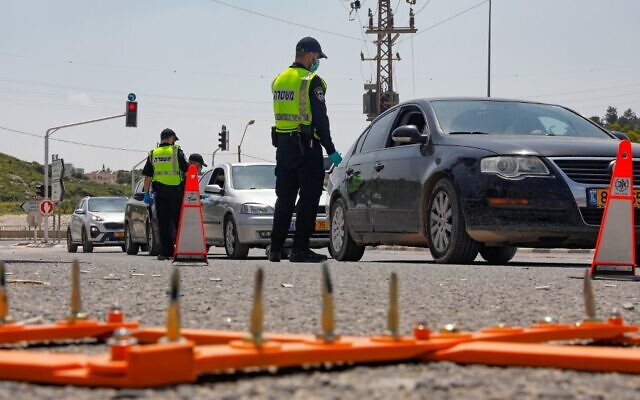 La police israélienne contrôle des voitures pour des violations du confinement à un barrage routier temporaire établi dans le village arabe israélien de Deir el-Assad pendant la crise du coronavirus, le 16 avril 2020. (Crédit : Ahmad GHARABLI / AFP) La police israélienne contrôle des voitures pour des violations du confinement à un barrage routier temporaire établi dans le village arabe israélien de Deir el-Assad pendant la crise du coronavirus, le 16 avril 2020. (Crédit : Ahmad GHARABLI / AFP)