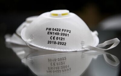 Un masque de protection FFP2, dont le port est recommandé dans le cadre de la pandémie de coronavirus. (Crédit : FRANCK FIFE / AFP)