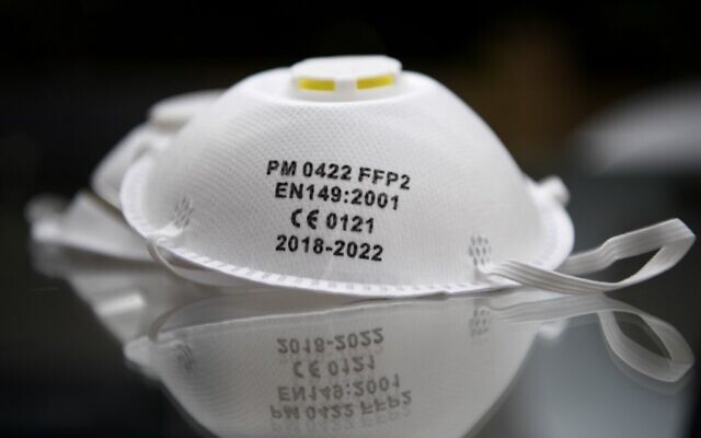 Un masque de protection FFP2, dont le port est recommandé dans le cadre de la pandémie de coronavirus. (Crédit : FRANCK FIFE / AFP) Un masque de protection FFP2, dont le port est recommandé dans le cadre de la pandémie de coronavirus. (Crédit : FRANCK FIFE / AFP)