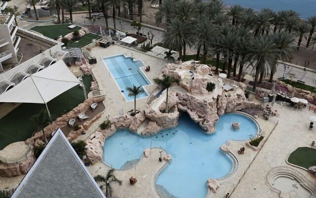 Une photo montre les piscines vides de l'hôtel Dan Eilat, fermé dans la ville de villégiature d'Eilat, au sud d'Israël, le 17 avril 2020, en pleine pandémie de coronavirus. (Crédit : MENAHEM KAHANA / AFP)