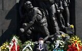 Le grand rabbin Michael Schudrich porte 
une masque sur le visage en priant pour commémorer le 77ème anniversaire du soulèvement des résistants juifs contre l'Allemagne nazie pendant la Shoah, devant le mémorial de la révolte du Ghetto de Varsovie le 19 avril 2020 à Varsovie. (Photo par JANEK SKARZYNSKI / AFP)