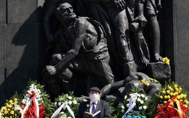 Le grand rabbin Michael Schudrich porte
une masque sur le visage en priant pour commémorer le 77ème anniversaire du soulèvement des résistants juifs contre l'Allemagne nazie pendant la Shoah, devant le mémorial de la révolte du Ghetto de Varsovie le 19 avril 2020 à Varsovie. (Photo par JANEK SKARZYNSKI / AFP) Le grand rabbin Michael Schudrich porte
une masque sur le visage en priant pour commémorer le 77ème anniversaire du soulèvement des résistants juifs contre l'Allemagne nazie pendant la Shoah, devant le mémorial de la révolte du Ghetto de Varsovie le 19 avril 2020 à Varsovie. (Photo par JANEK SKARZYNSKI / AFP)