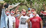 Des manifestants dénoncent des conditions de vie précaires, à Beyrouth, le 21 avril 2020. (Crédit : IBRAHIM  AMRO / AFP)