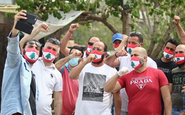 Des manifestants dénoncent des conditions de vie précaires, à Beyrouth, le 21 avril 2020. (Crédit : IBRAHIM AMRO / AFP) Des manifestants dénoncent des conditions de vie précaires, à Beyrouth, le 21 avril 2020. (Crédit : IBRAHIM AMRO / AFP)