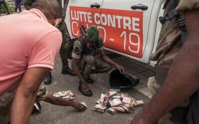 Les soldats de l'armée malgache sur la place devant l'hôtel de ville d'Antananarivo, le 22 avril 2020, pour recevoir des stocks d'une tisane locale, présentée par le président Andry Rajoelina comme un puissant remède contre le coronavirus COVID-19, à distribuer aux habitants. Baptisée Covid-Organics, la tisane est dérivée de l'armoise, une plante dont l'efficacité dans le traitement du paludisme a été prouvée, et d'autres herbes indigènes. (Crédit : RIJASOLO / AFP)