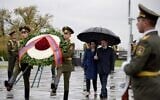 Le Premier ministre arménien Nikol Pashinyan et son épouse Anna Hakobyan assistent à une cérémonie commémorant le 105e anniversaire du massacre de 1,5 million d'Arméniens par les forces ottomanes en 1915, au mémorial de Tsitsernakaberd à Erevan, le 24 avril 2020. (KAREN MINASYAN / AFP)