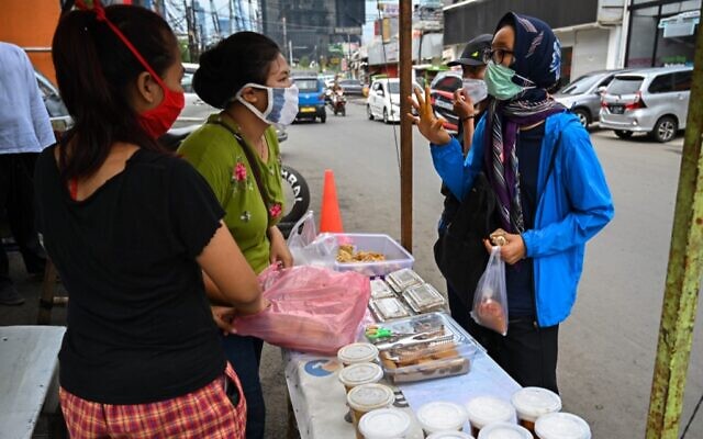 Des Indonésiens achètent de la nourriture pour la rupture du jeûne lors du premier jour du Ramadan à Jakarta, le 24 avril 2020, en pleine pandémie de coronavirus. (BAY ISMOYO / AFP) Des Indonésiens achètent de la nourriture pour la rupture du jeûne lors du premier jour du Ramadan à Jakarta, le 24 avril 2020, en pleine pandémie de coronavirus. (BAY ISMOYO / AFP)