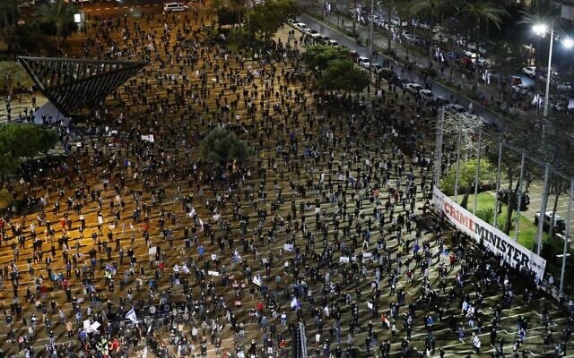 Des Israéliens portant des masques de protection et vêtus de noir participent à une manifestation sur la place Rabin de Tel Aviv, le 25 avril 2020 (Crédit : JACK GUEZ / AFP) Des Israéliens portant des masques de protection et vêtus de noir participent à une manifestation sur la place Rabin de Tel Aviv, le 25 avril 2020 (Crédit : JACK GUEZ / AFP)
