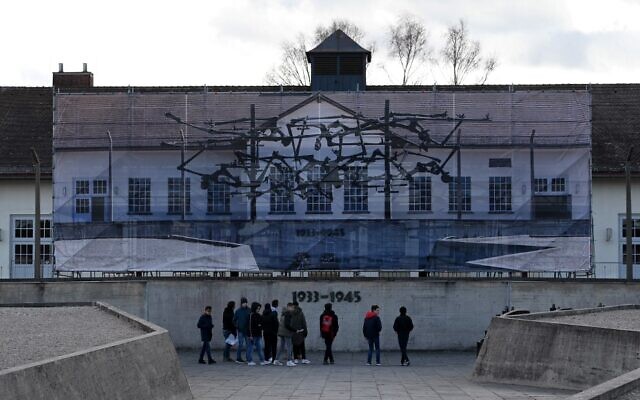 Des visiteurs se tiennent devant le Mémorial international de l'ancien camp de concentration de Dachau, dans le sud de l'Allemagne, le 09 décembre 2019. - L'ancien camp de Dachau, construit en 1933 et qui a servi de modèle à tous les autres camps de concentration en Europe, a été mis à profit par le gouvernement de Bavière, la région dans laquelle il est situé. (Crédit : Christof STACHE / AFP) Des visiteurs se tiennent devant le Mémorial international de l'ancien camp de concentration de Dachau, dans le sud de l'Allemagne, le 09 décembre 2019. - L'ancien camp de Dachau, construit en 1933 et qui a servi de modèle à tous les autres camps de concentration en Europe, a été mis à profit par le gouvernement de Bavière, la région dans laquelle il est situé. (Crédit : Christof STACHE / AFP)