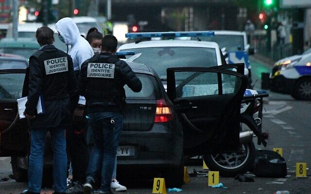Des policiers français examinent le site où un conducteur a percuté et blessé deux policiers. L'automobiliste avait fait allégeance à l'EI, le 27 avril 2020 à Colombes. (Photo par FRANCK FIFE / AFP)