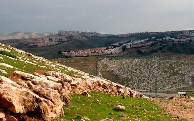 Une photo prise depuis le corridor controversé E1 en Cisjordanie montre l'implantation de Maale Adumim à l'arrière plan, le 25 février 2020 (Crédit : Ahmad Gharabli/AFP)