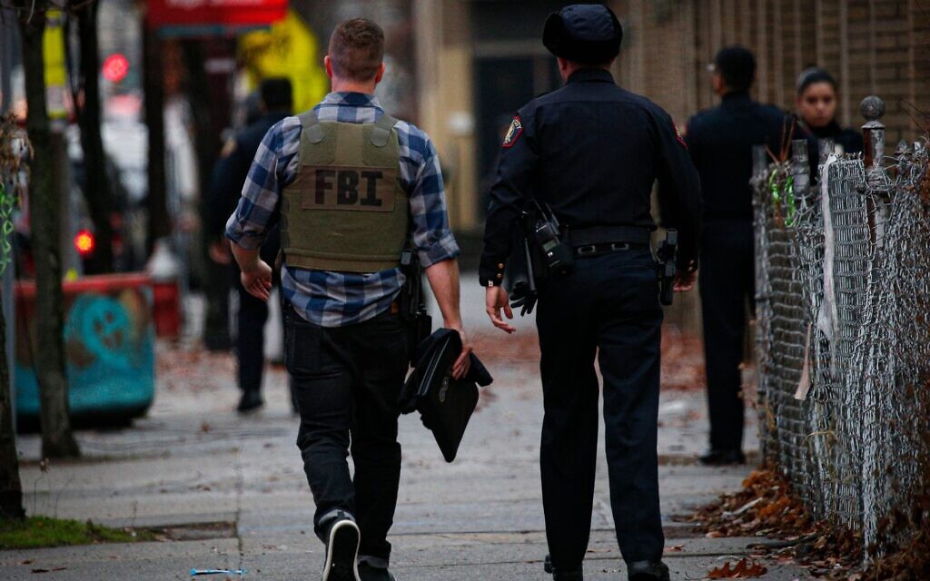Un agent du FBI arrive sur la scène d'une fusillade à Jersey City, dans le New Jersey, le 10 décembre 2019. (Crédit : Kena Betancur/AFP via Getty Images/ via JTA) Un agent du FBI arrive sur la scène d'une fusillade à Jersey City, dans le New Jersey, le 10 décembre 2019. (Crédit : Kena Betancur/AFP via Getty Images/ via JTA)
