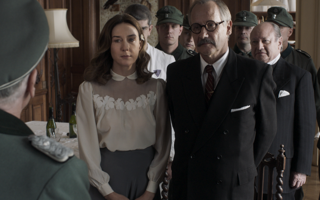 Capture d'écran de la scène du mariage entre Léon Blum et Jeanne Reichenbach (Elsa Zylberstein et Hippolyte Girardot) dans "Je ne rêve que de vous" ou "An Irrepressible Woman". (Autorisation)