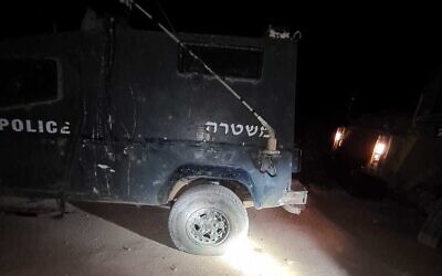 Une photo publiée par la police montre un pneu qui aurait été crevé par des militants d'extrême droite lors d'affrontements près de l'avant-poste de Kumi Ori dans le nord de la Cisjordanie, le 23 avril 2020. (Crédit : Police des Frontières)