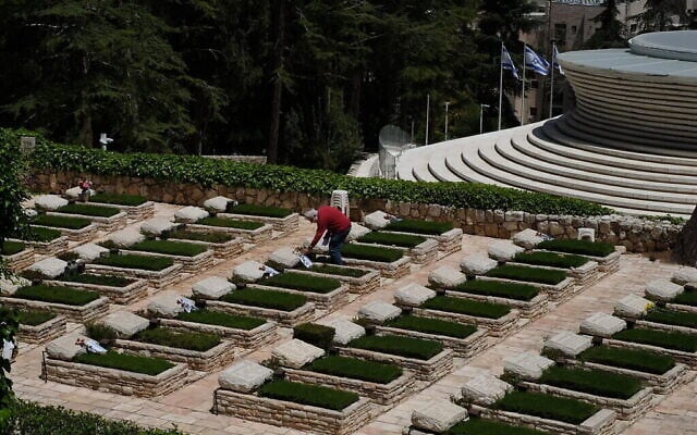Chaim Frenkel, ancien soldat de la Brigade de parachutistes, visite les tombes de camarades tombés au combat sur le mont Herzl à Jérusalem, le 23 avril 2020, avant Yom HaZikaron la semaine prochaine. (Judah Ari Gross / Times of Israël)