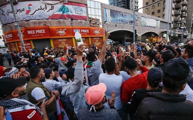 Plusieurs centaines de Libanais manifestent dans la ville de Tripoli, dans le nord du pays, le 17 avril 2020, malgré les mesures de confinement. (Crédit : Ibrahim CHALHOUB / AFP) Plusieurs centaines de Libanais manifestent dans la ville de Tripoli, dans le nord du pays, le 17 avril 2020, malgré les mesures de confinement. (Crédit : Ibrahim CHALHOUB / AFP)